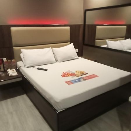 Hotel Sogo Pasay Wood Street Esterno foto