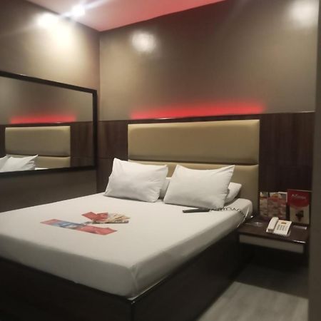 Hotel Sogo Pasay Wood Street Esterno foto