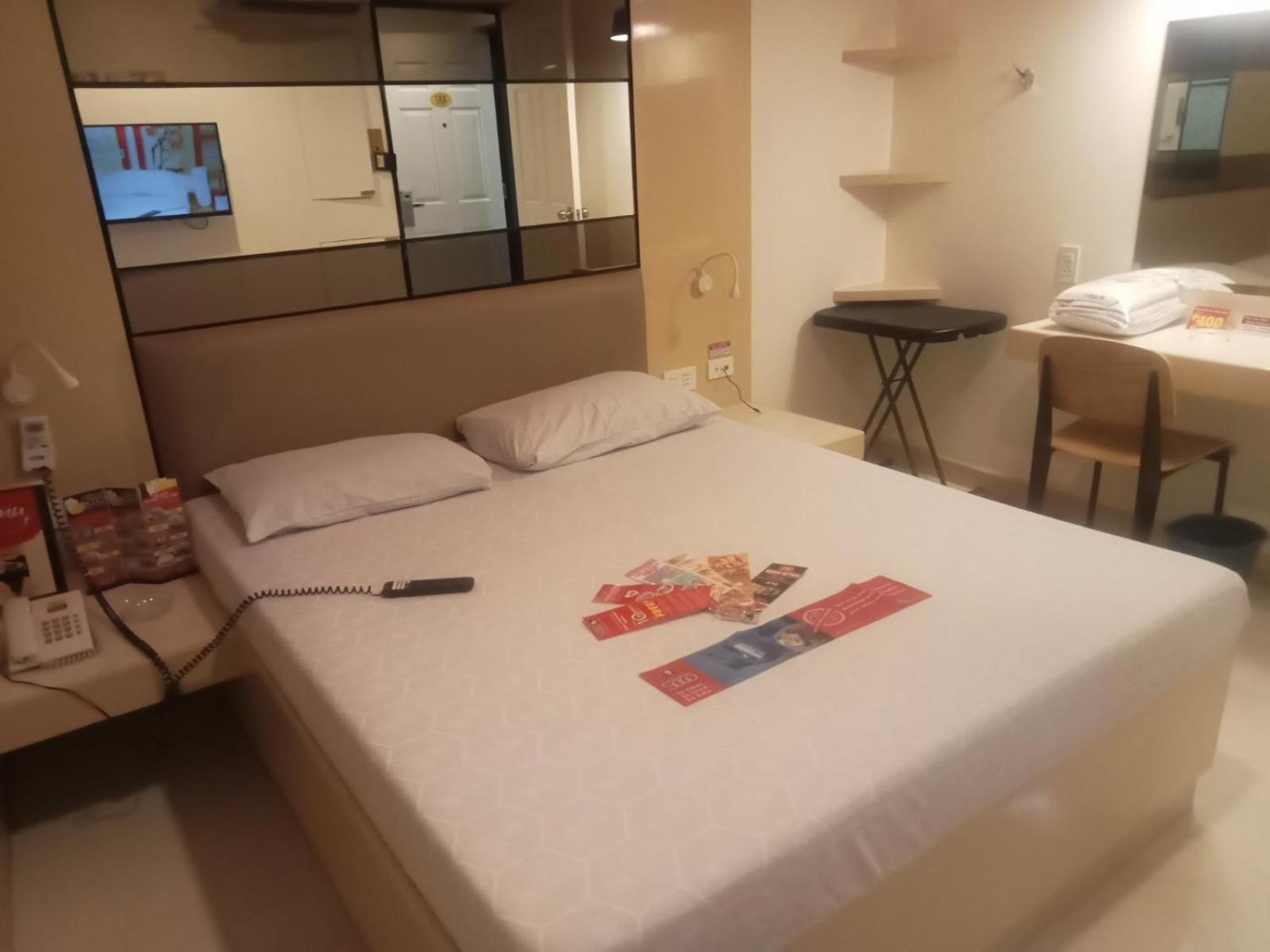 Hotel Sogo Pasay Wood Street Esterno foto