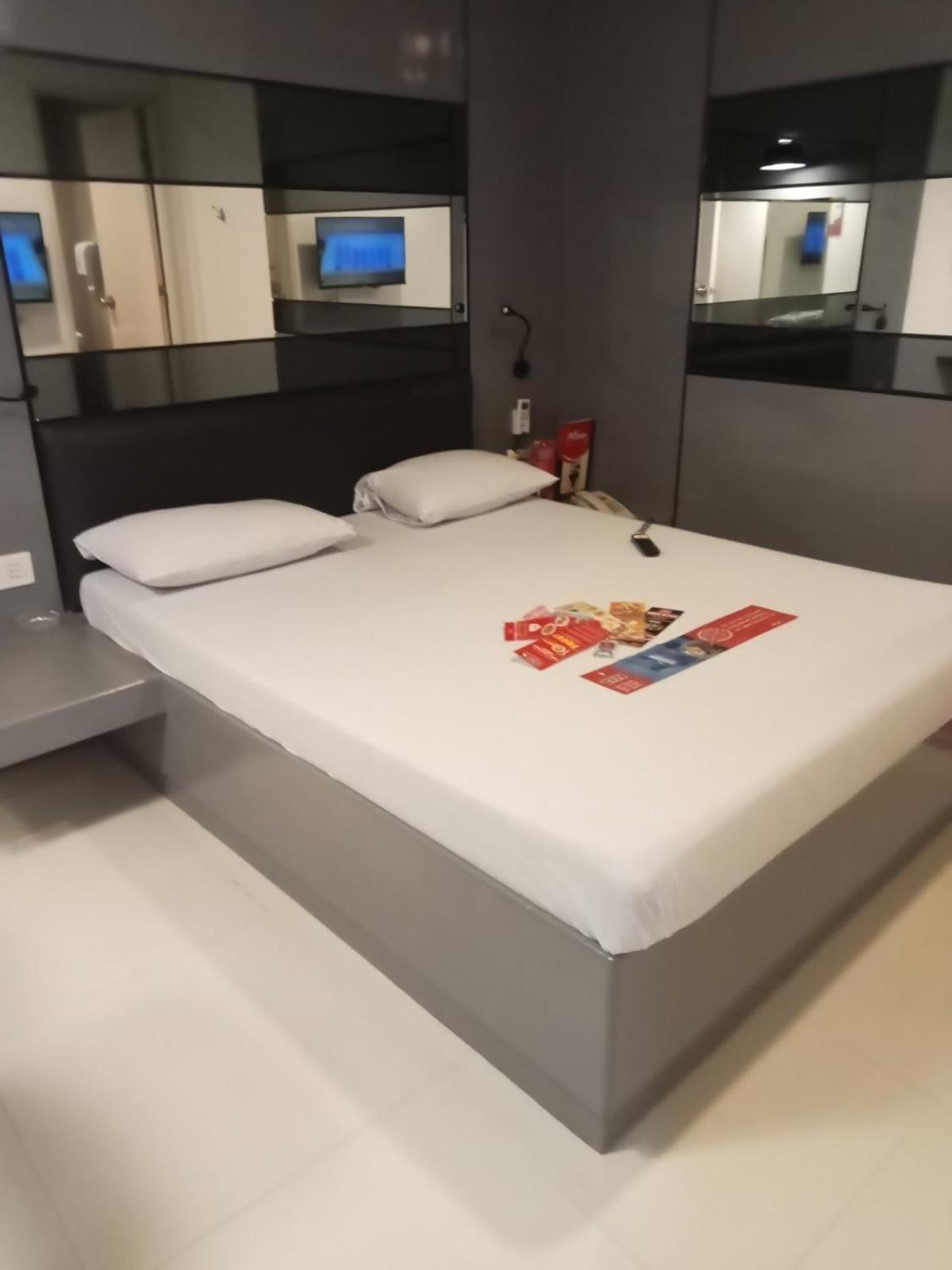 Hotel Sogo Pasay Wood Street Esterno foto