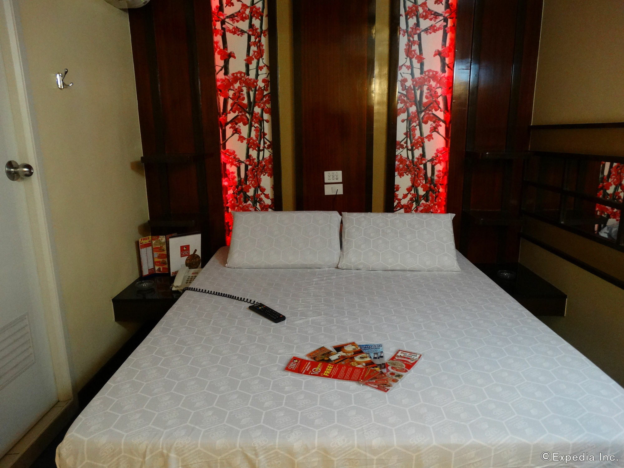 Hotel Sogo Pasay Wood Street Esterno foto
