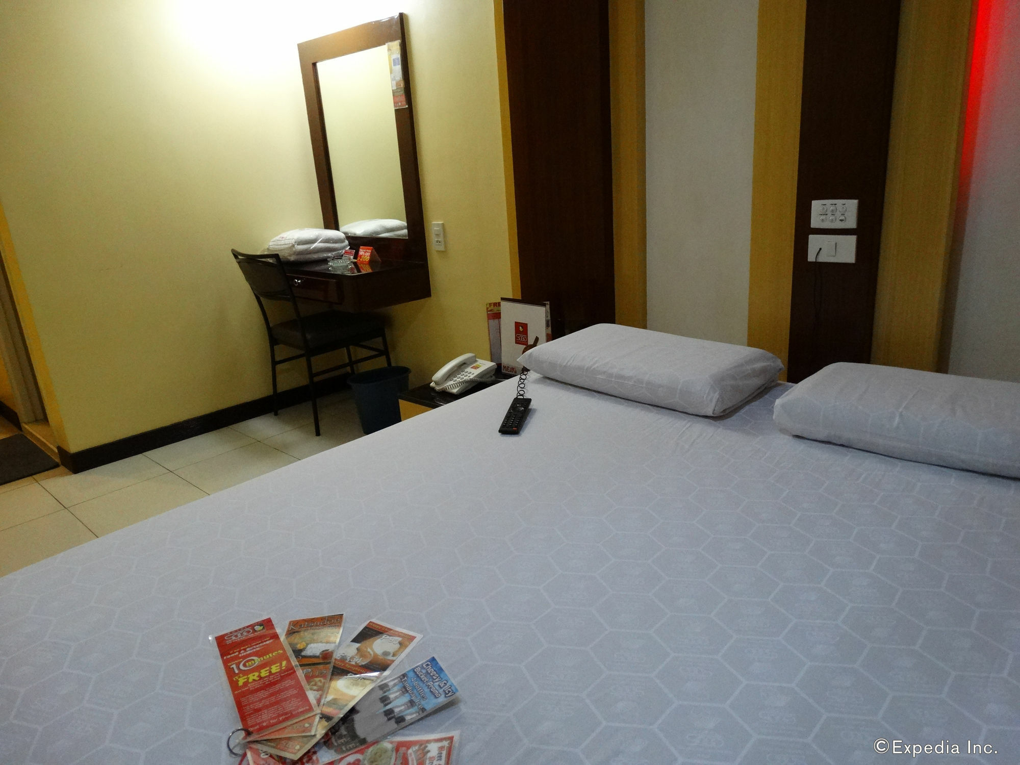 Hotel Sogo Pasay Wood Street Esterno foto