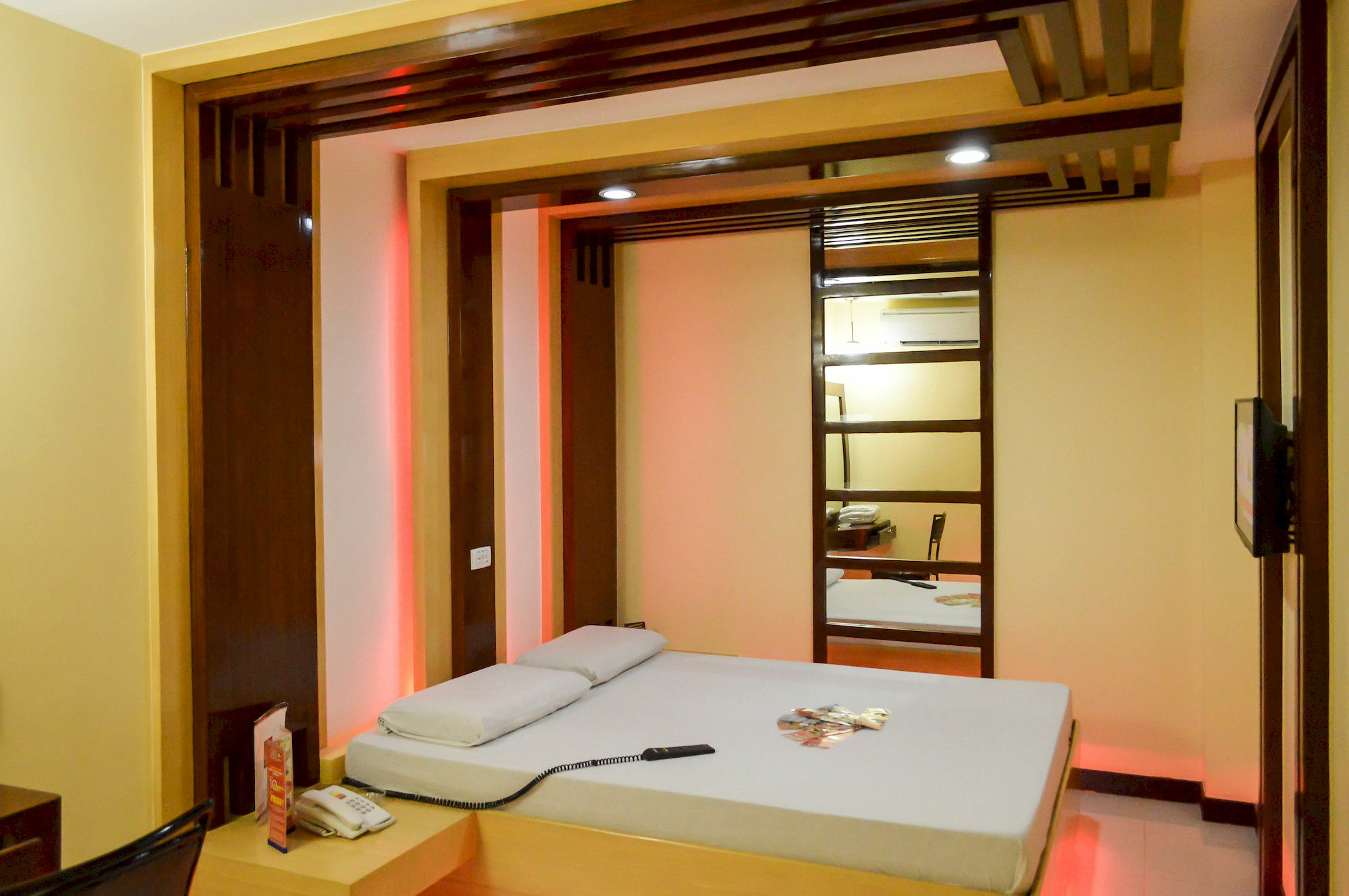 Hotel Sogo Pasay Wood Street Esterno foto