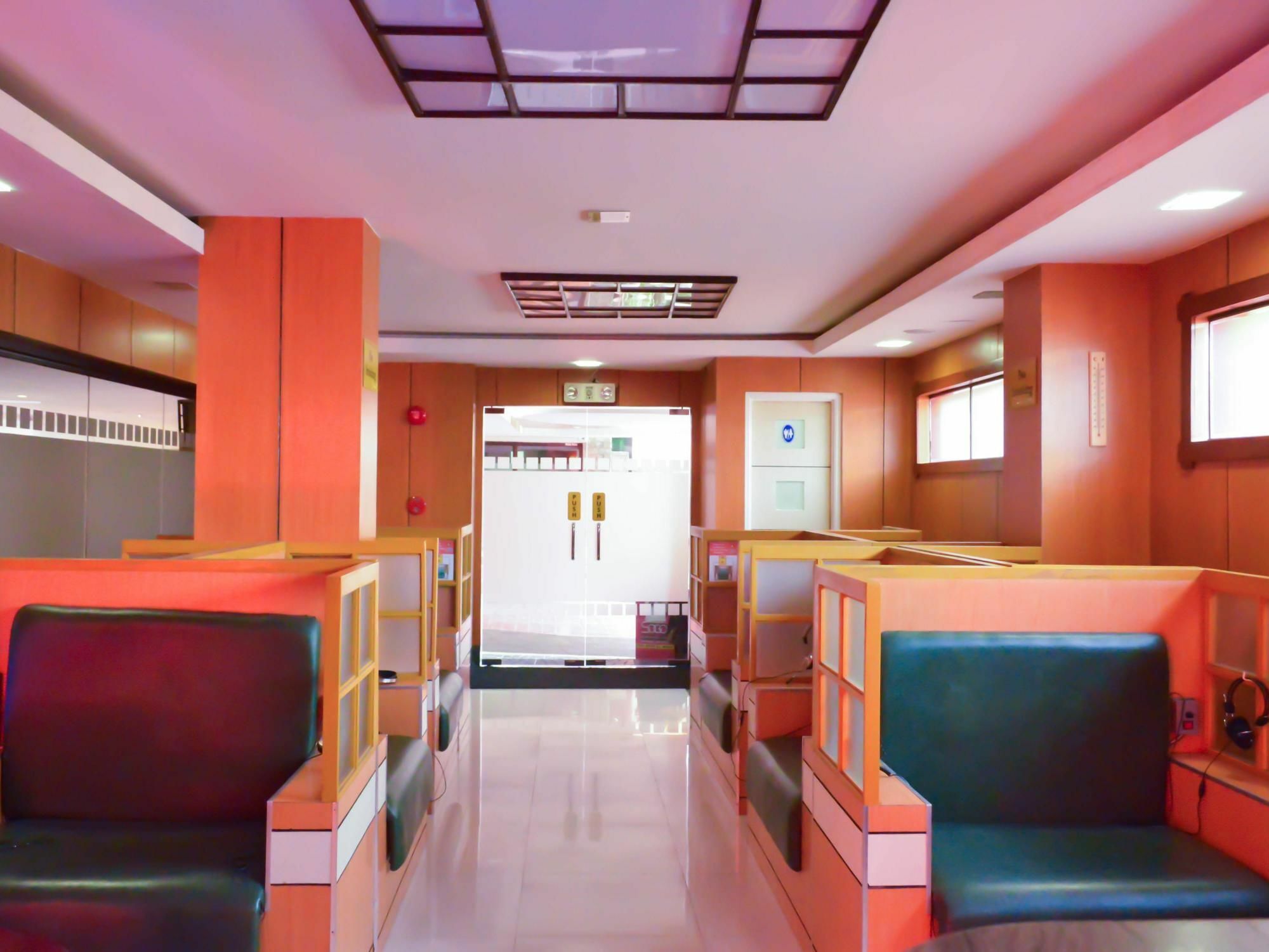 Hotel Sogo Pasay Wood Street Esterno foto