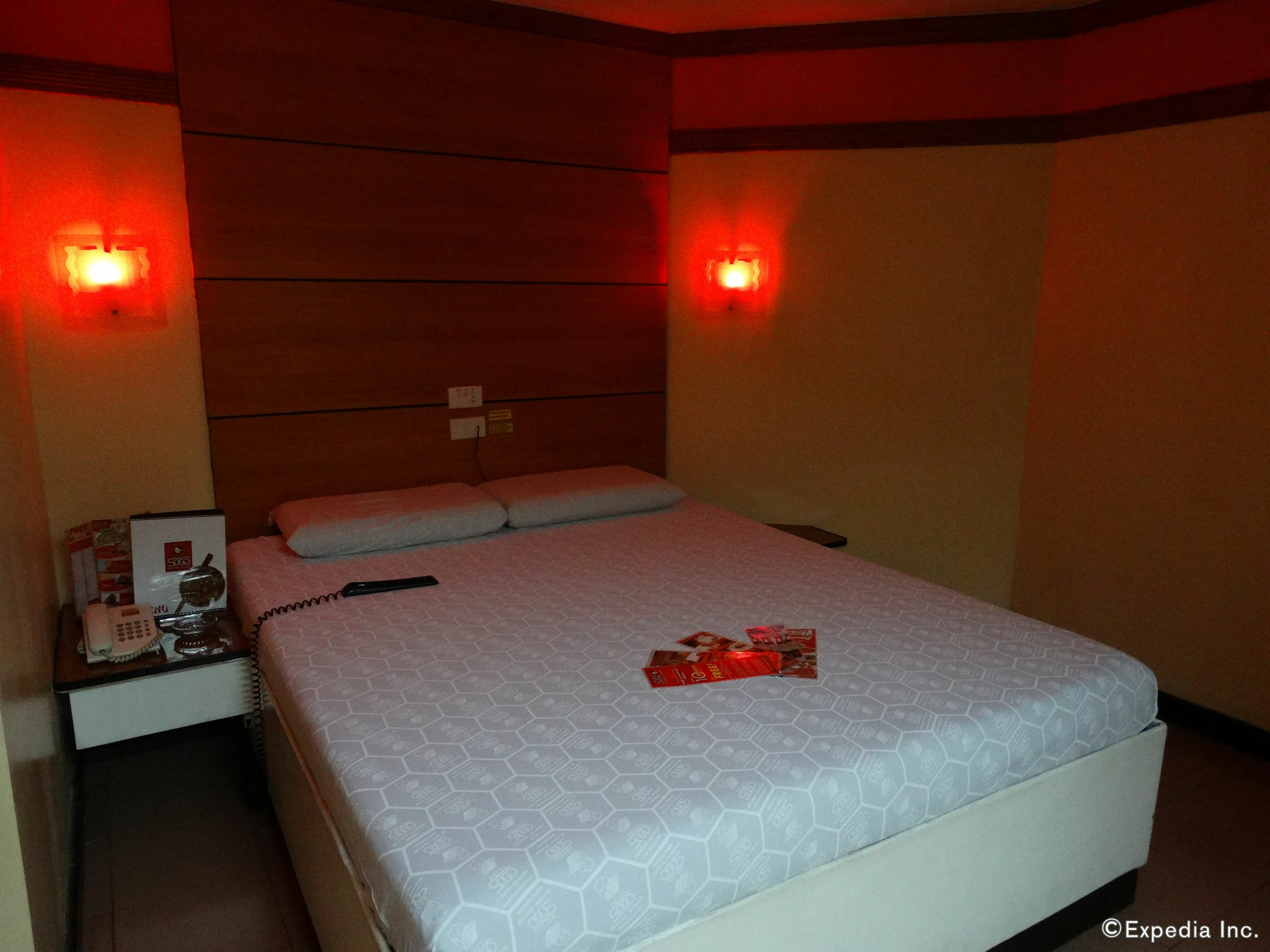Hotel Sogo Pasay Wood Street Esterno foto