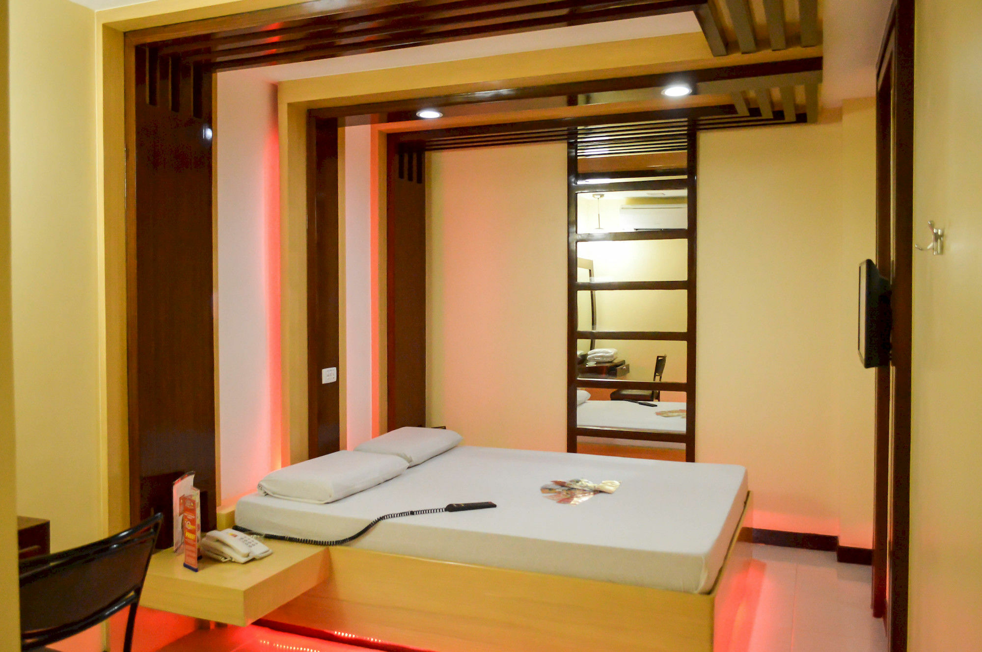 Hotel Sogo Pasay Wood Street Esterno foto